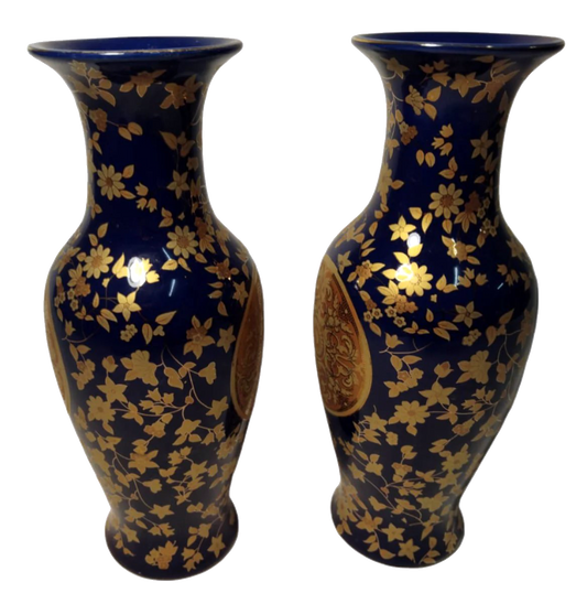 Paire de vases chinois exquis bleu cobalt et or à décor floral du début du XXe siècle – 26 cm